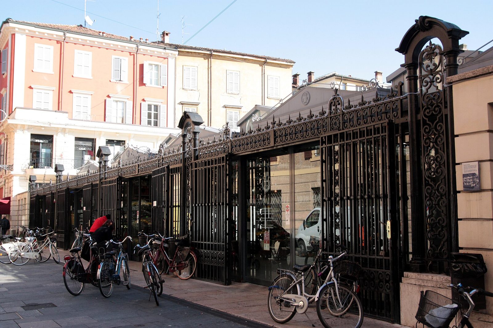 La cancellata esterna del Mercato Albinelli a Modena, mercato coperto in stile liberty nel centro città (Emilia-Romagna, …)