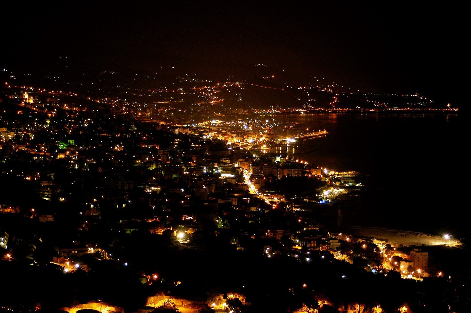 Panorama notturno di Sanremo da Coldirodi (Uscita Autostrada Sanremo Ovest) (Liguria, Włochy)