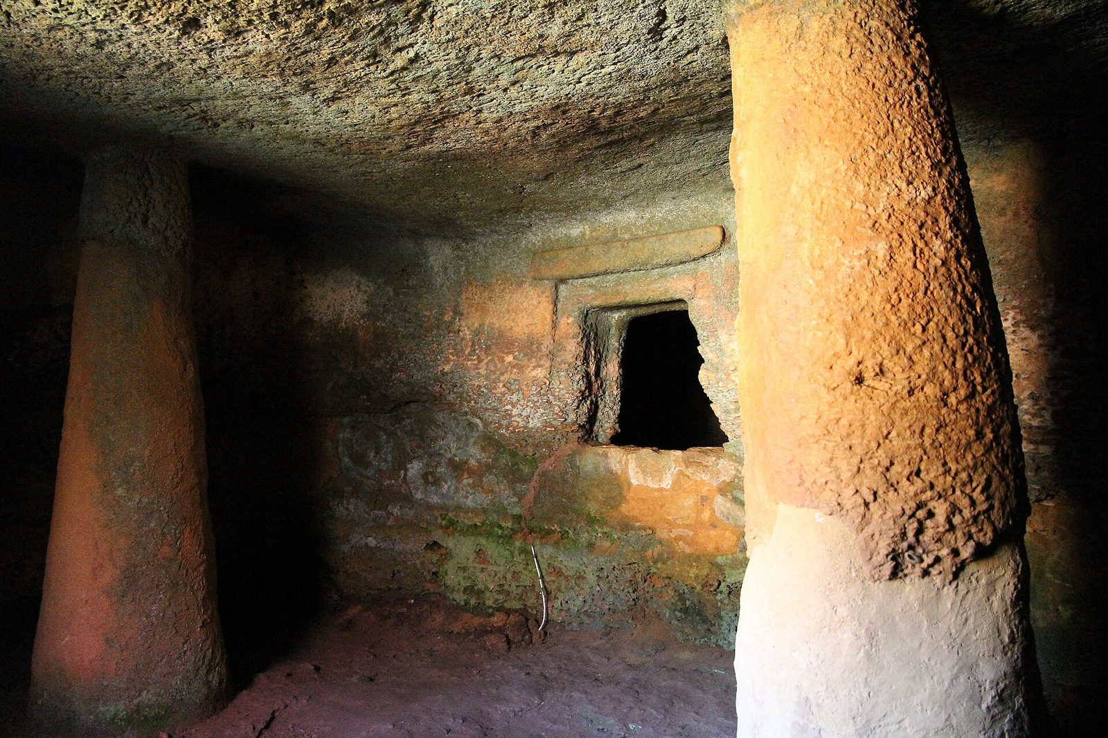 Alghero, necropoli di Anghelu Ruju (Sardegna, Italia)
