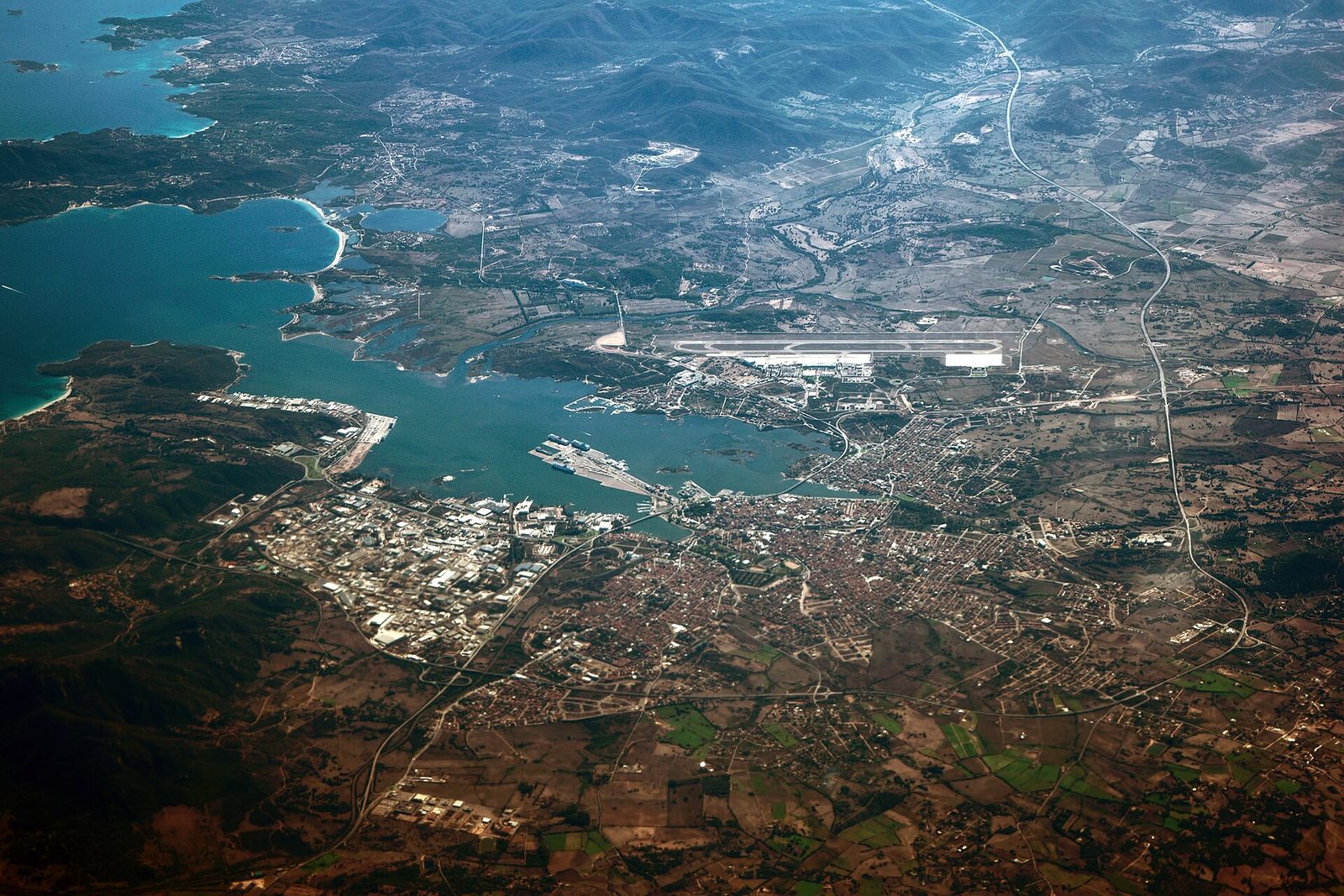 Vista aerea di Olbia, con l'aeroporto e il porto visibili (Sardegna, Italia)