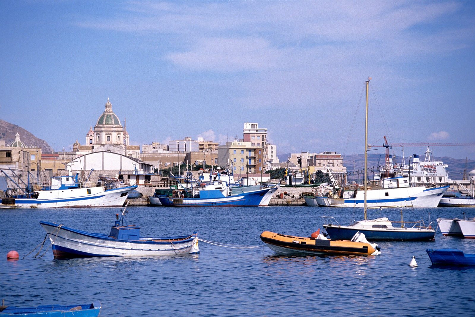 Des chalutiers et des senneurs dans le port de pêche (porto peschereccio) de Trapani. Trapani, Sicile, Italie (Sicilia, I…)