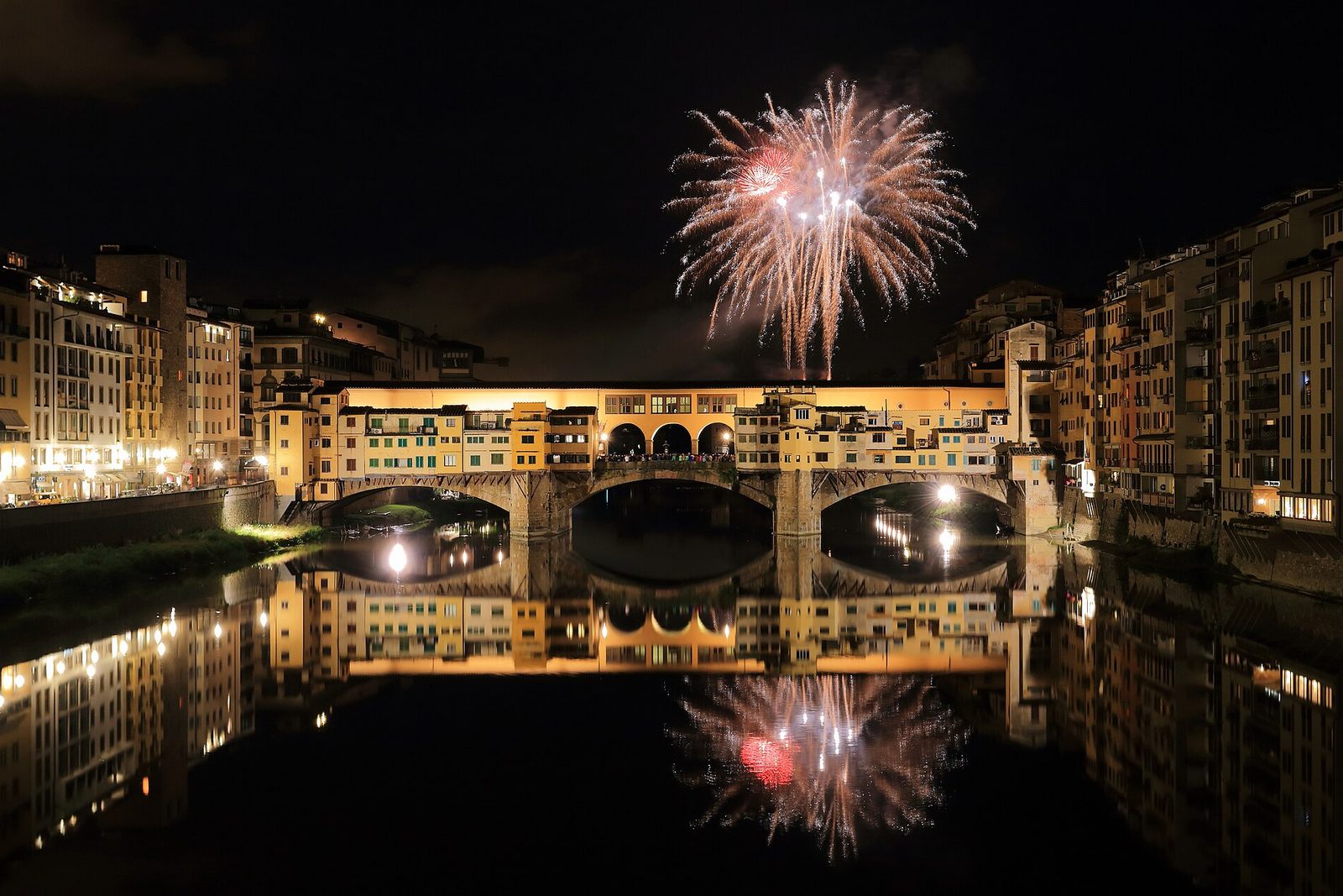 Fuochi d'artificio sopra il Ponte Vecchio a Firenze , Italia (Toscana, Italia)