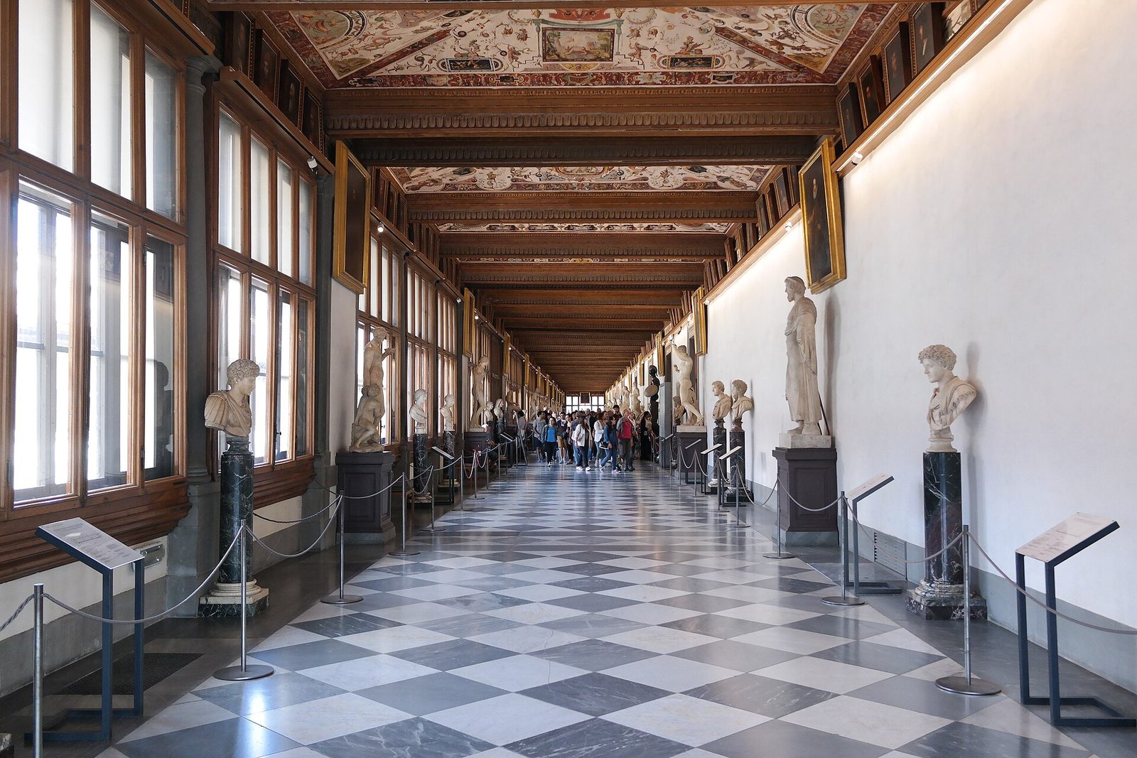 Corridoio superiore est della Galleria degli Uffizi a Firenze (Toscana, Italia)
