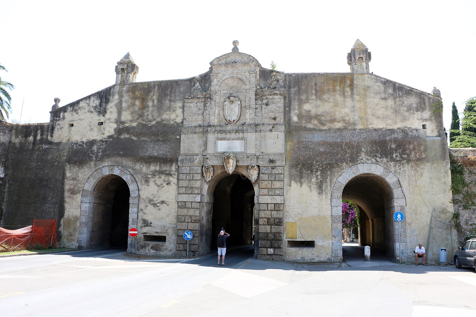 Orbetello, porta medina, 01 (Toscana, Italia)
