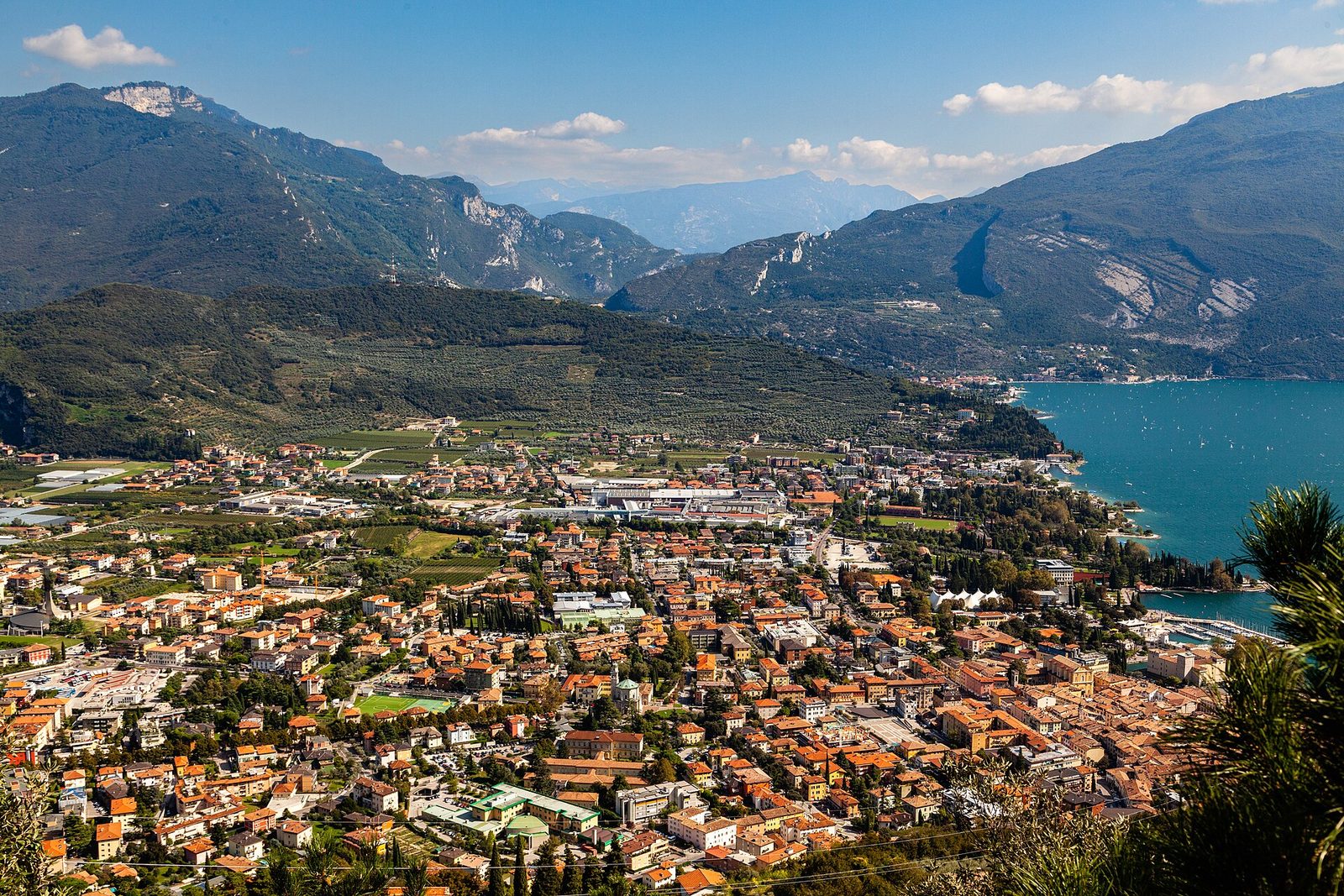 Riva del Garda aus Richtung Nord-West (Trentino, Italië)