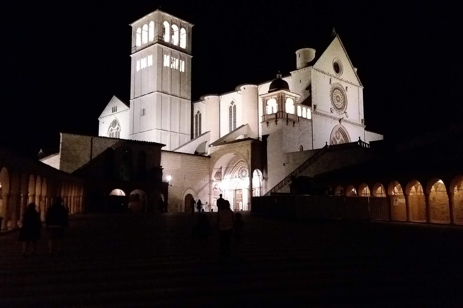 Vista notturna della Basilica di San Francesco, Assisi (Umbria, Italia)