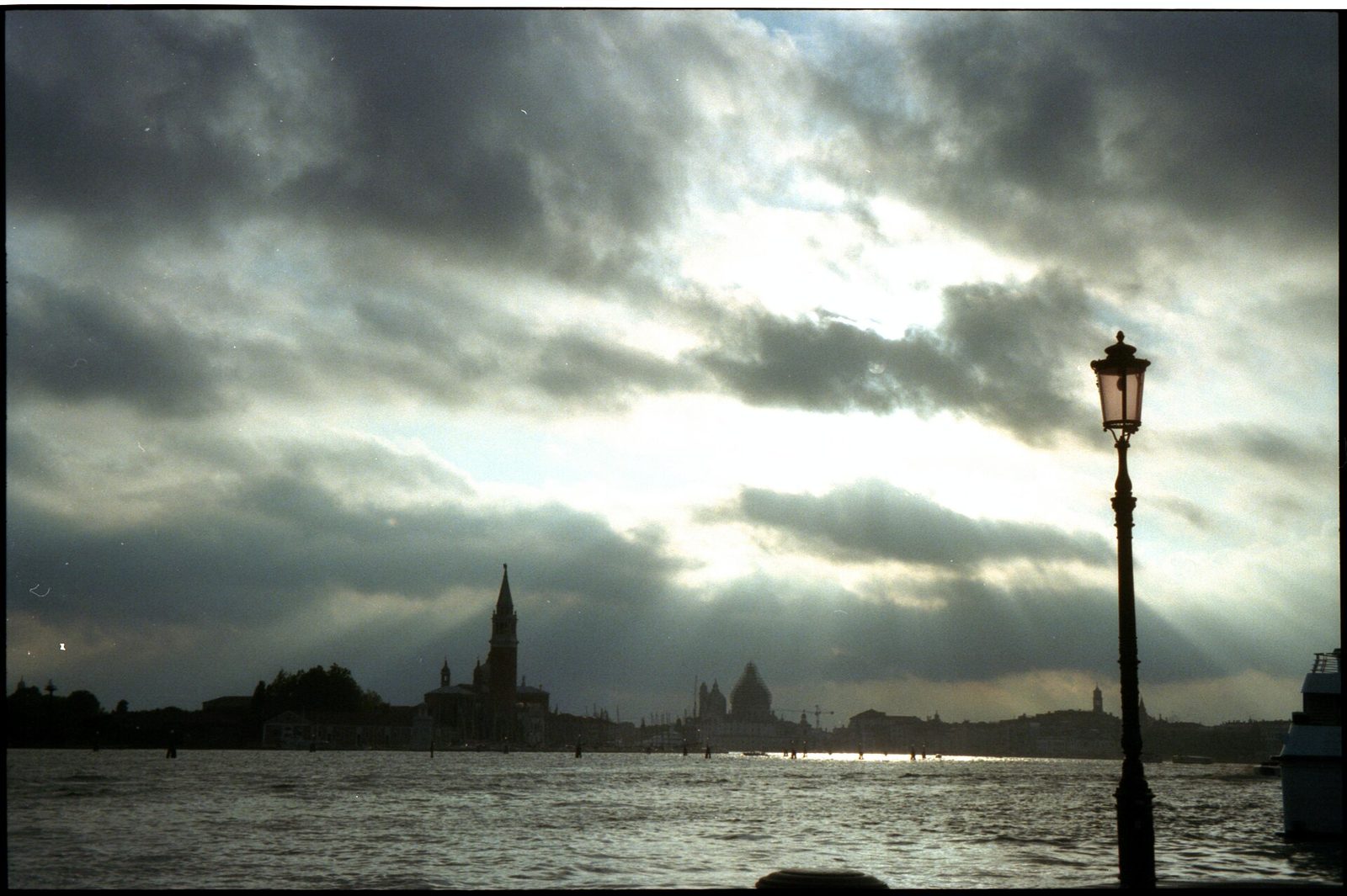 Veduta di Venezia fotografata all'imbrunire. Scattata con macchina fotografica Canon su pellicola Kodak e scansionata con …